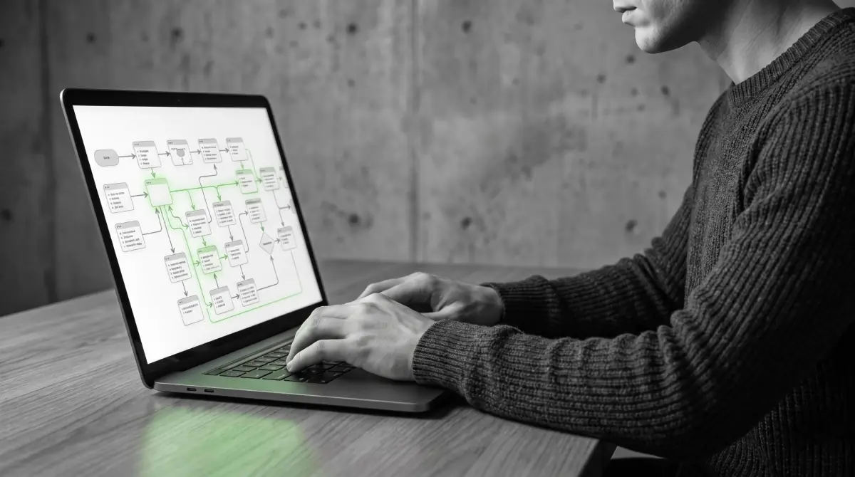 Persona trabajando en un flujo de automatización de leads en su computador